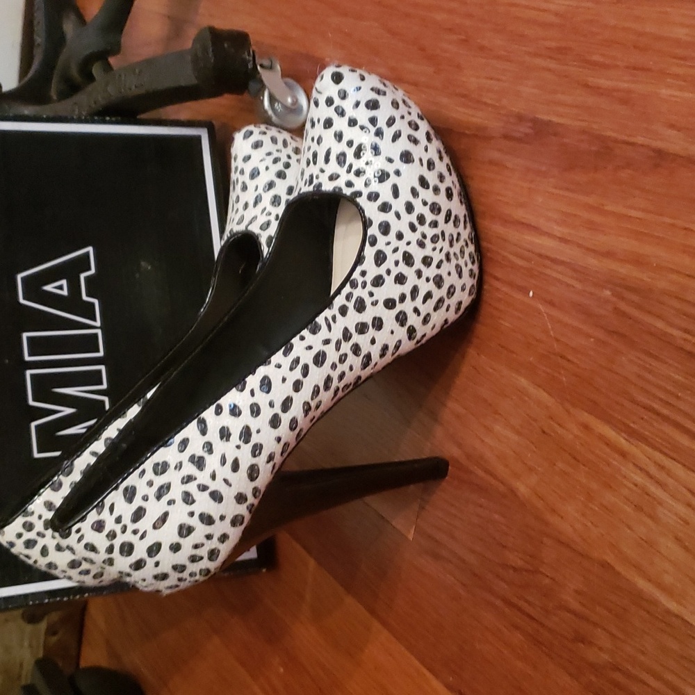 Shoes - Picture 2 of 6